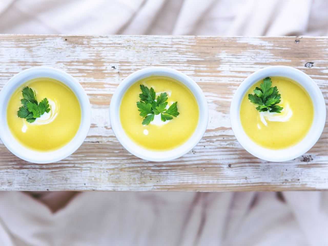 Questa ricetta della zuppa cremosa di porri è ricca di vitamine: scopri cosa fa per la tua salute