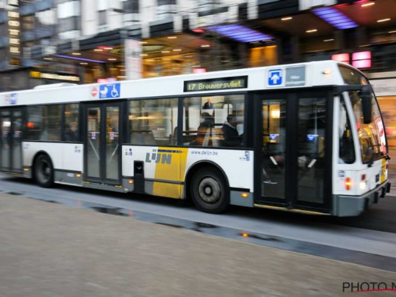 Initiatief Moedig aan Stuwkracht De Lijn reageert op klachten over te volle bussen: “Schuif gewoon wat meer  door!” | Redactie24