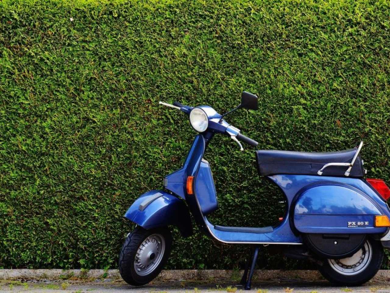 Bestuurster van bromfiets (18) knalt frontaal tegen auto aan en valt met rake klap op de grond