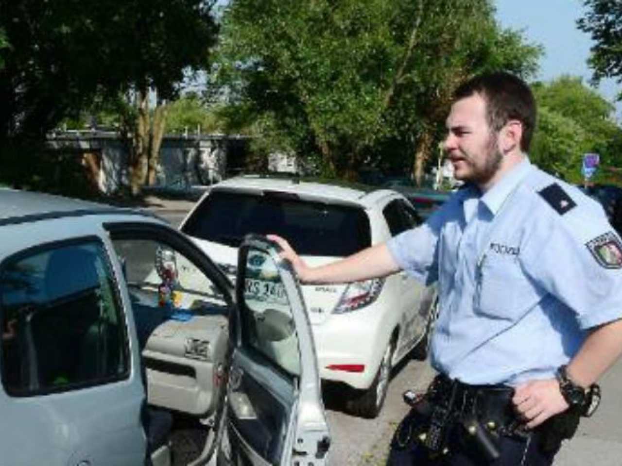 Oh nee! Baasje laat hond alleen achter in snikhete auto