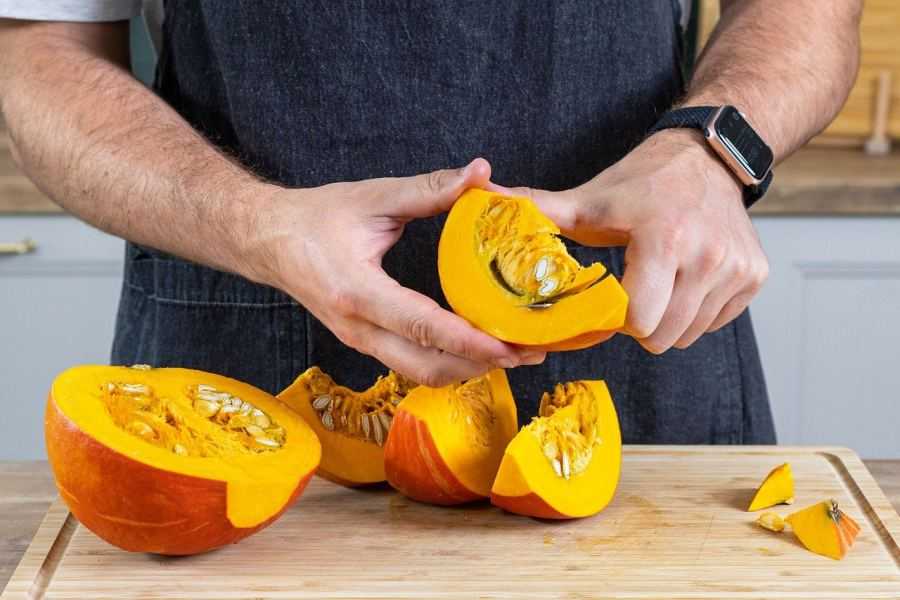 pumpkin pompoen, pompoenzaden, pompoen snijden