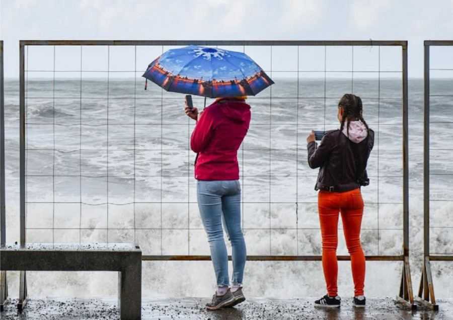 Storm - regen - paraplu - code oranje