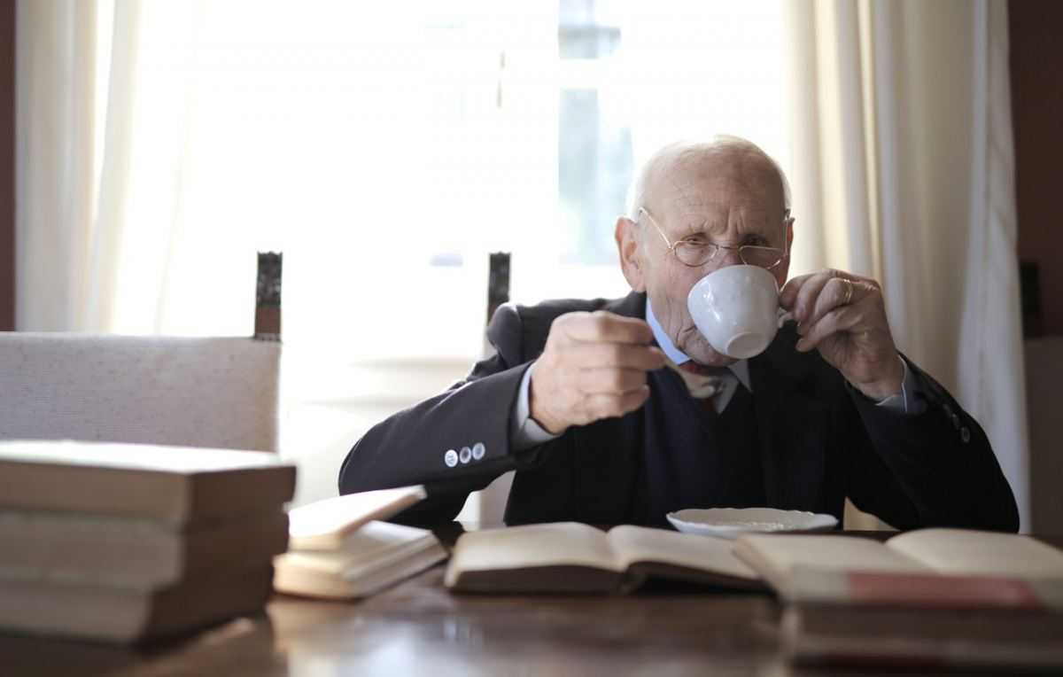 Bejaarde drinkt koffie