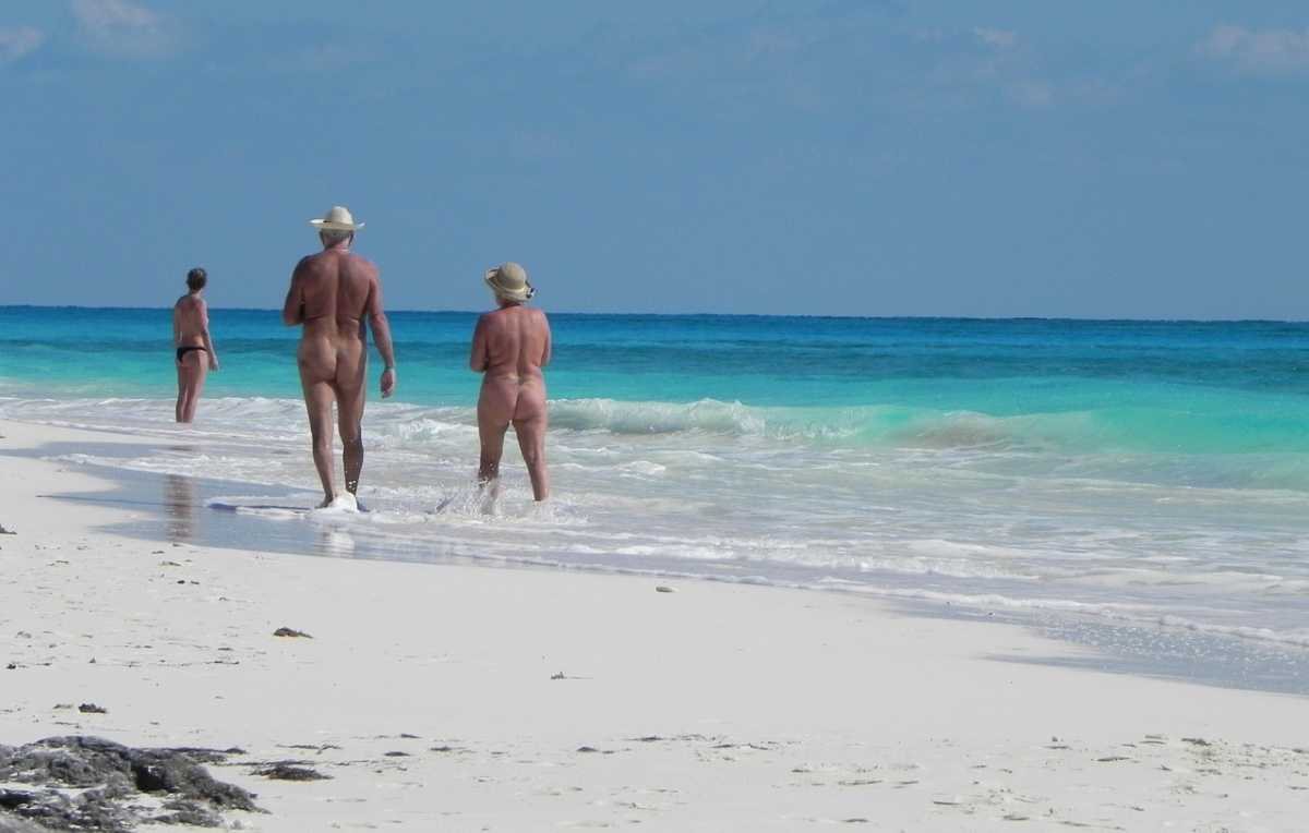 Nudisten op strand