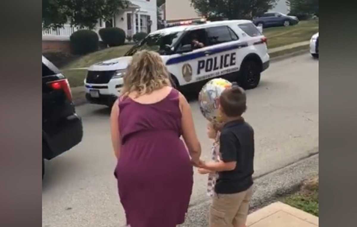 Colonne politiewagens voor jarige jongen