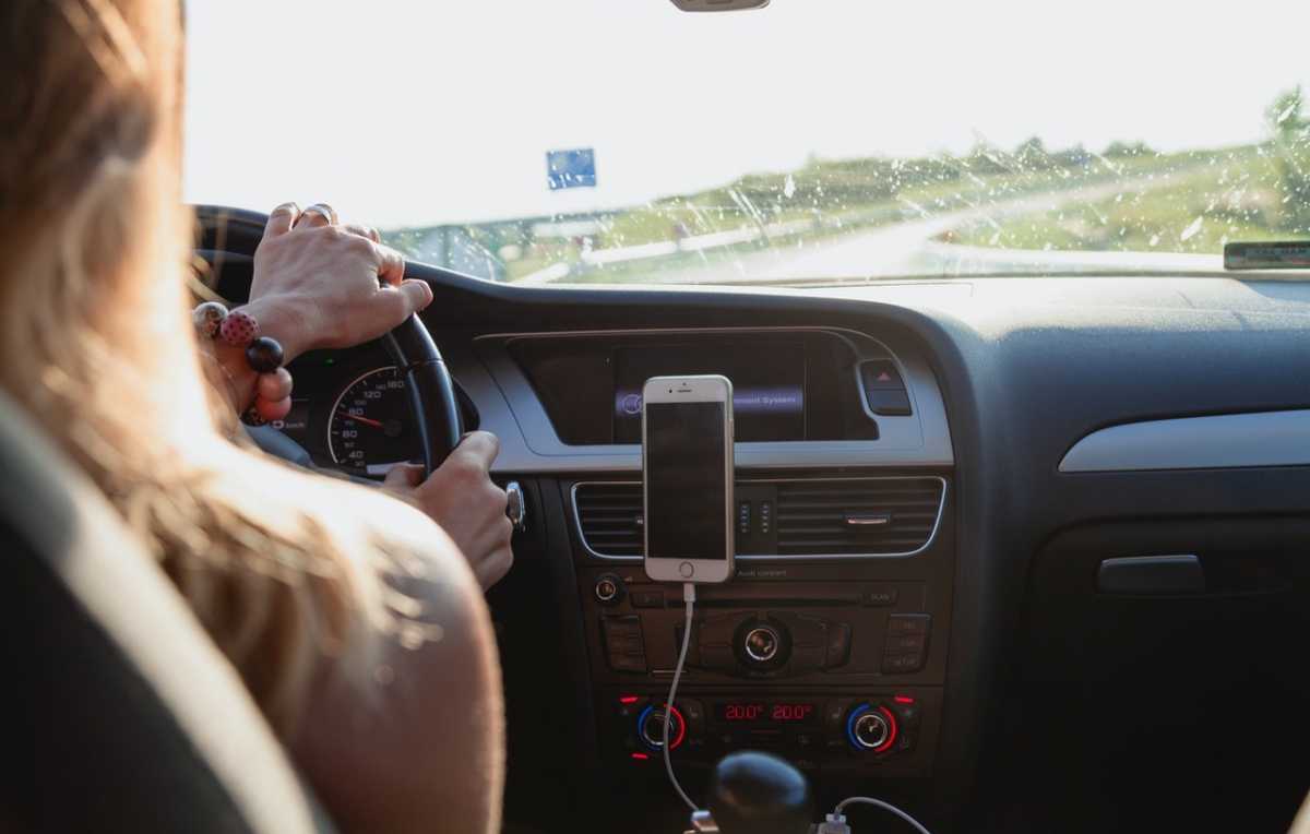 Vrouw rijdt met auto