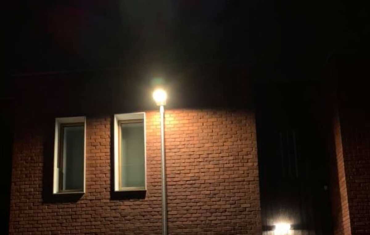 Rob Mertens straatverlichting naast raam slaapkamer