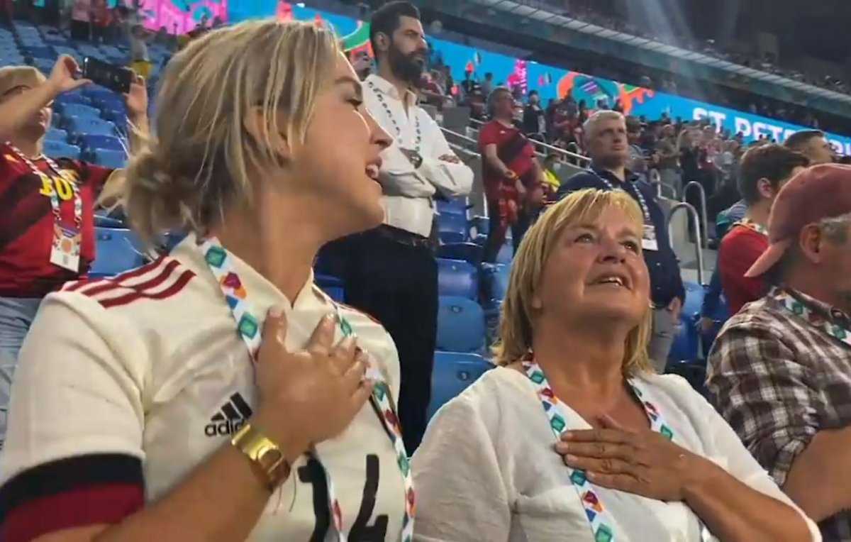 Kat Kerkhofs en mama bij EK-match Rode Duivels