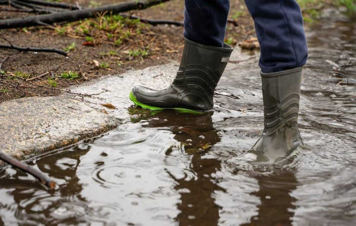 Regen - overstroming - wateroverlast - laarzen