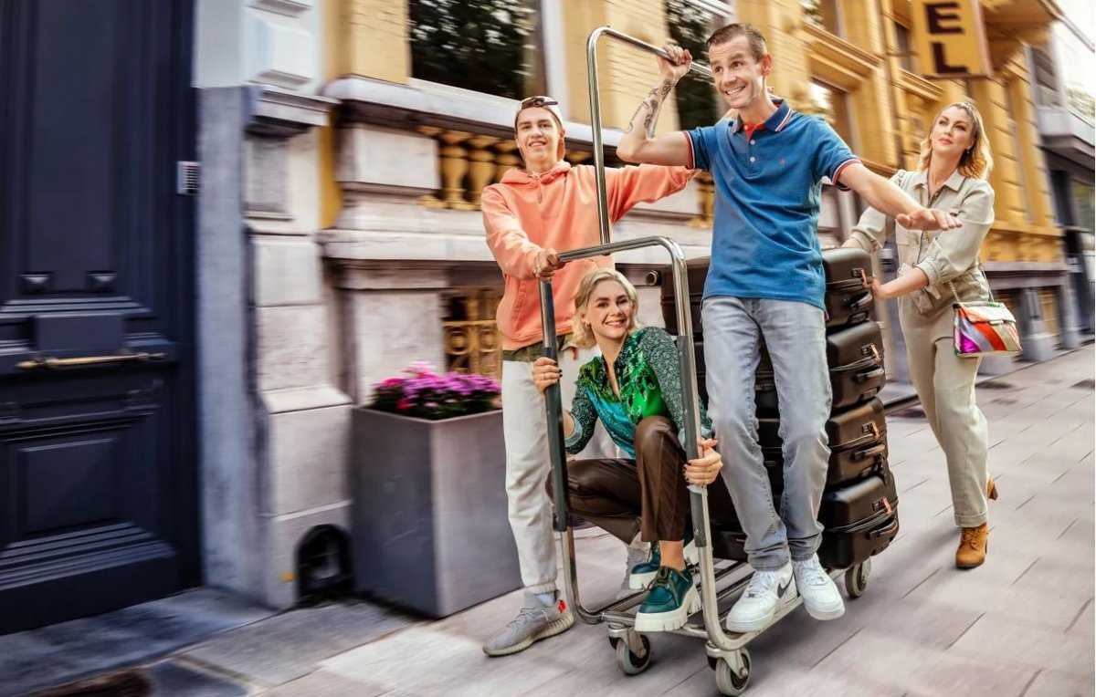 Kenji, Shania en Sam Gooris en Kelly Pfaff in 'Expeditie Gooris'