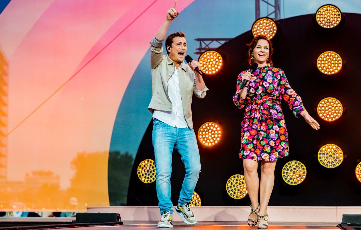 Zomerhit 2022 - Show 2 @ De Panne - Presentatie - Niels Destadsbader & Siska Schoeters - 025.jpg