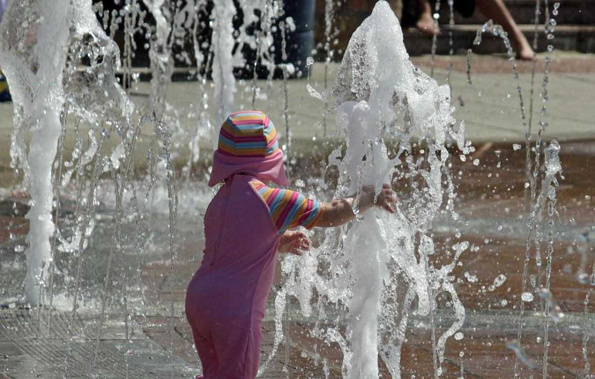 Kind - water - fontein