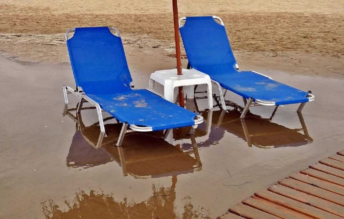 Strandstoel - regen op vakantie