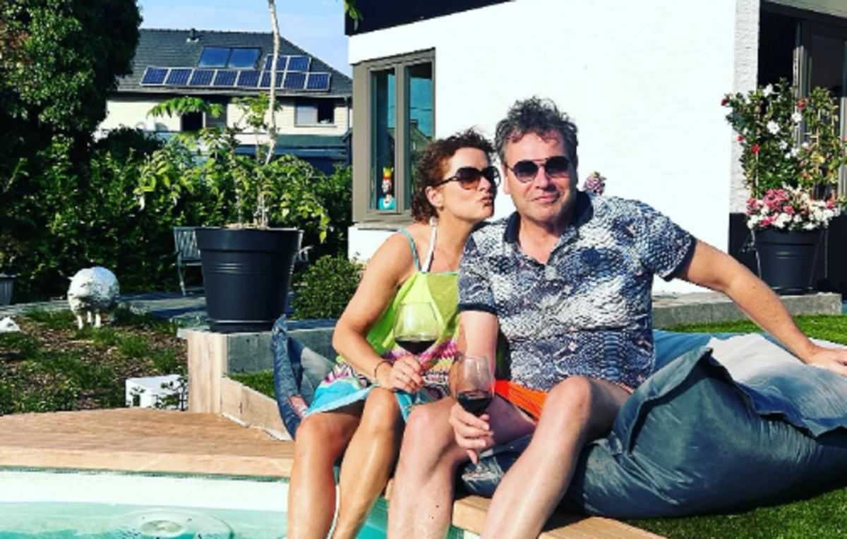 Deze foto van Lydia Peeters en haar man aan hun zwembad zorgt voor veel ...