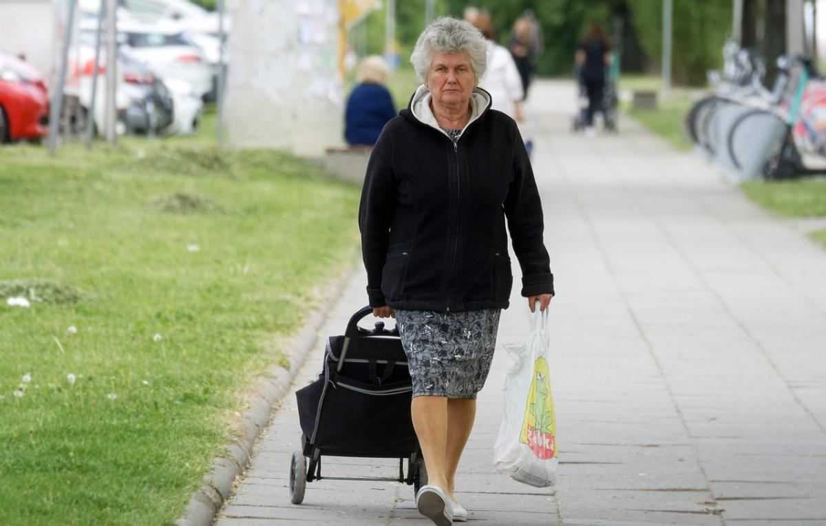 Bejaarde vrouw - boodschappen