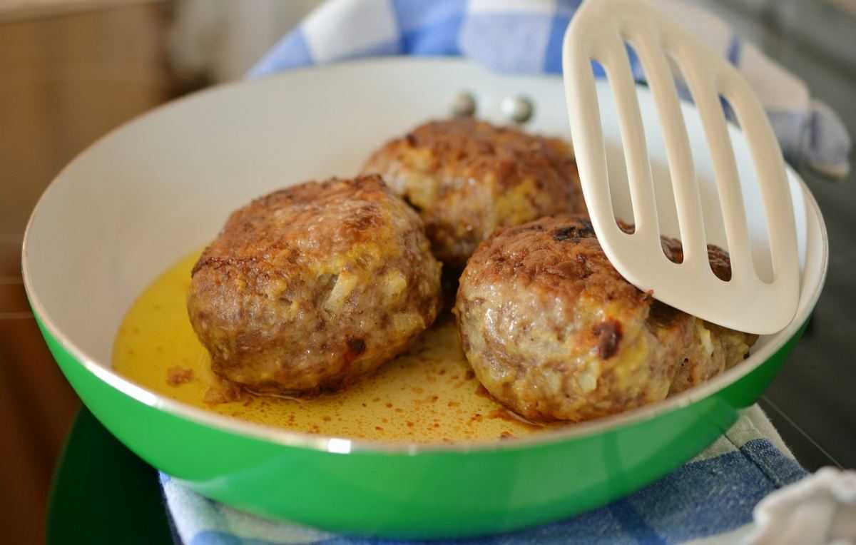 meatballs-gehaktballen, pan met olie