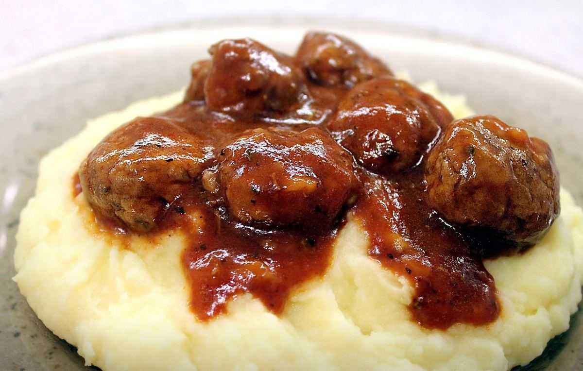 Gehaktballen in bruine saus met aardappelpuree