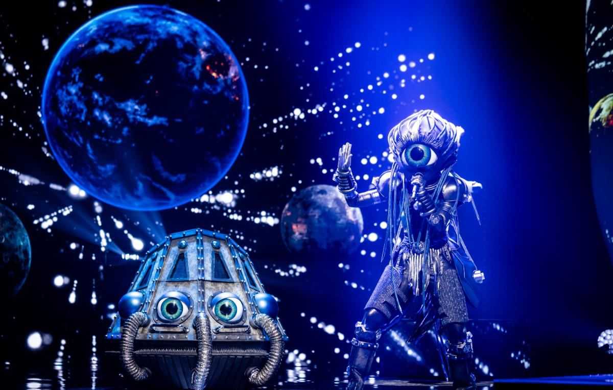 The Masked Singer Space Babe en Scooter