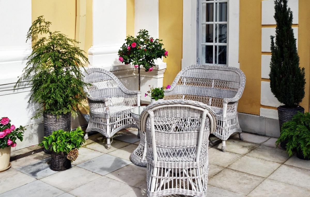 tuinmeubelen, terras, planten