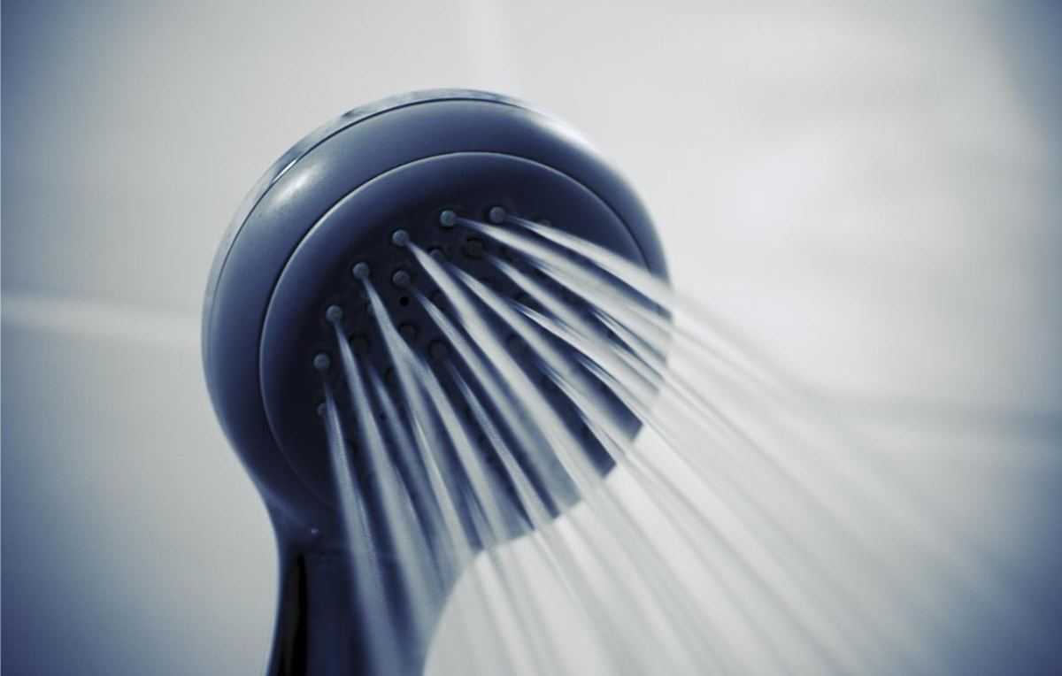 douchen, douchekop, waterverbruik, waterverspilling
