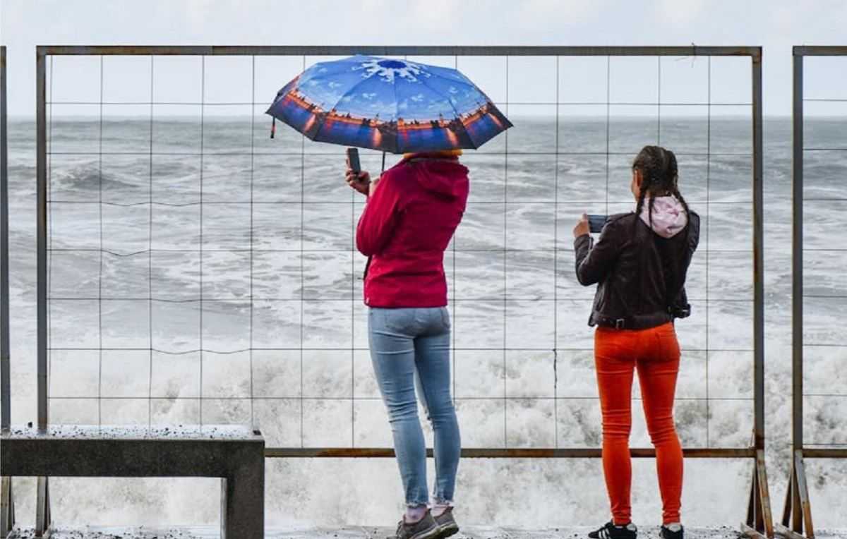 Storm - regen - paraplu - code oranje