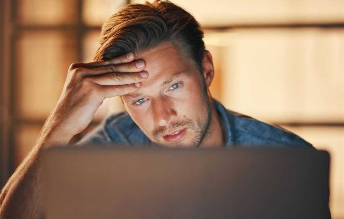 bezorgde man vishing e-mail fraude