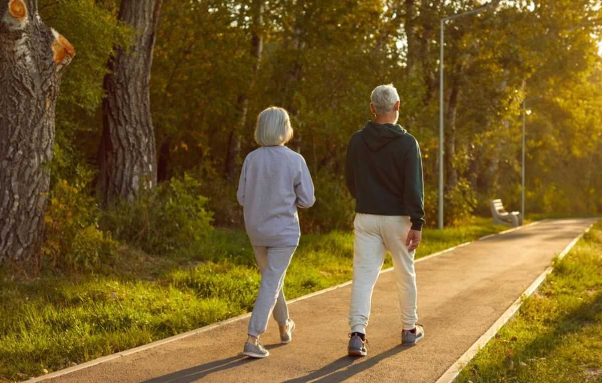 ouderen, wandelen, sportief, bejaarden