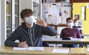 studenten met mondmasker in de klas