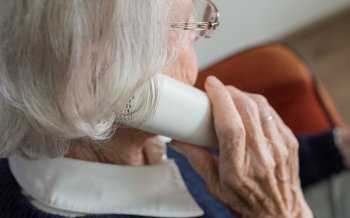 Bejaarde dame aan de telefoon