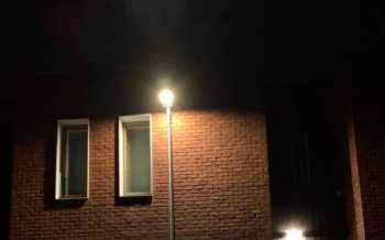 Rob Mertens straatverlichting naast raam slaapkamer