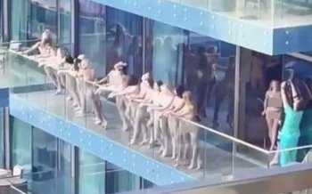 Naakte vrouwen op balkon Dubai The Mirror