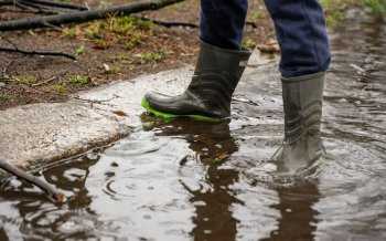 Regen - overstroming - wateroverlast - laarzen