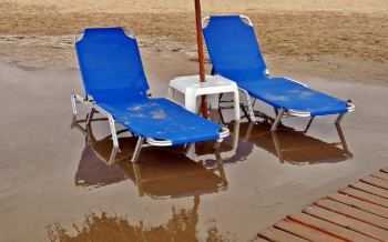 Strandstoel - regen op vakantie