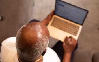 Man met laptop