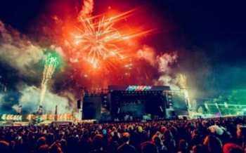 Pukkelpop podium met vuurwerk op de achtergrond