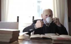 Bejaarde drinkt koffie