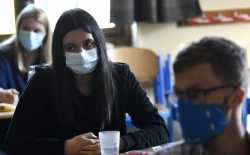 leerling draagt mondmasker in de klas