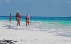 Nudisten op strand