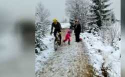 Mountainbiker duwt kindje omver