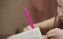 meisje schrijft brief