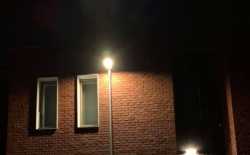 Rob Mertens straatverlichting naast raam slaapkamer