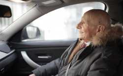 oude man in auto