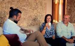 Fabrizio Tzinaridis en zijn ouders in 'De Bachelor'
