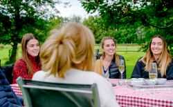Boer Zkt Vrouw 2022 boer KIm met Emi, Ginny en Carole