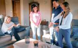 Chrissy, Lynssie, boer Martijn en Lisanne