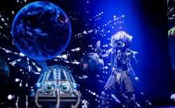 The Masked Singer Space Babe en Scooter