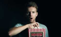 man, tv-kijken, verwonderd, popcorn