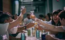 bier, toosten, klinken, feest, vrienden, samenzijn
