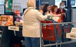 Vrouw moet 250 euro boete betalen in supermarkt omdat ze iets vergeet in te scannen
