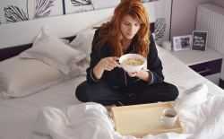 bed, hoofdkussen, lakens, ontbijt op bed